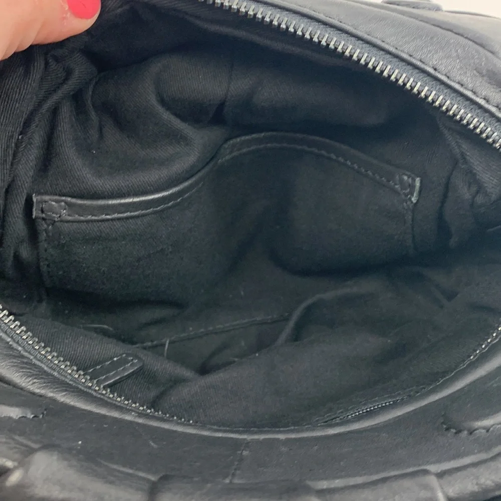 Vintage Leather Shoulder Crossbody bag Black Lined Pockets Zip Magnetic closure